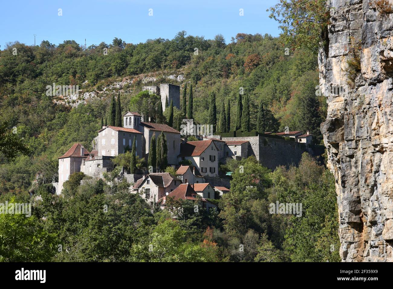 Montbrun, im Lot-Tal (Südfrankreich). Überblick über das obere Dorf Stockfoto