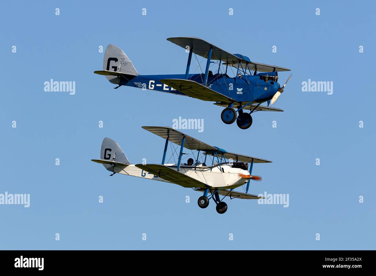 Klassische Formation - EIN Paar klassischer Veteranen De Havilland Doppelebenen in enger Formation Stockfoto