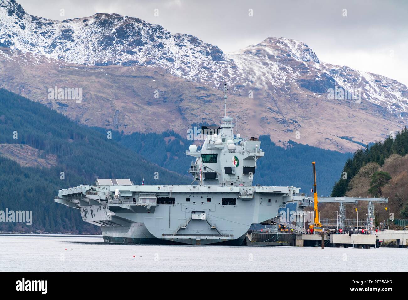 Finnart, Schottland, Großbritannien. 15. März 2021. Die Royal Navy Flugzeugträgerin HMS Queen Elizabeth lag am Long Loch in Glenmallan, um vor den Marineübungen, die Teil der britischen Carrier Strike Group 2021 waren, Vorräte und Munition zu übernehmen. Iain Masterton/Alamy Live News Stockfoto