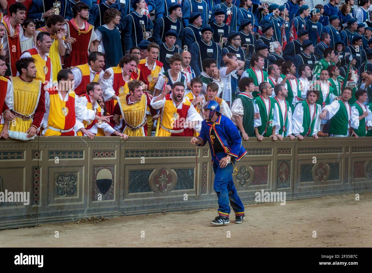 Ein gefallener Jokey vorbei Gegner, der Palio, Piazza del Campo, Siena, Toskana, Italien Stockfoto