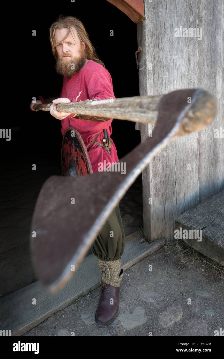 Porträt eines Mannes, gekleidet wie ein wikinger mit einer dänischen Axt, Ribe, Dänemark Stockfoto