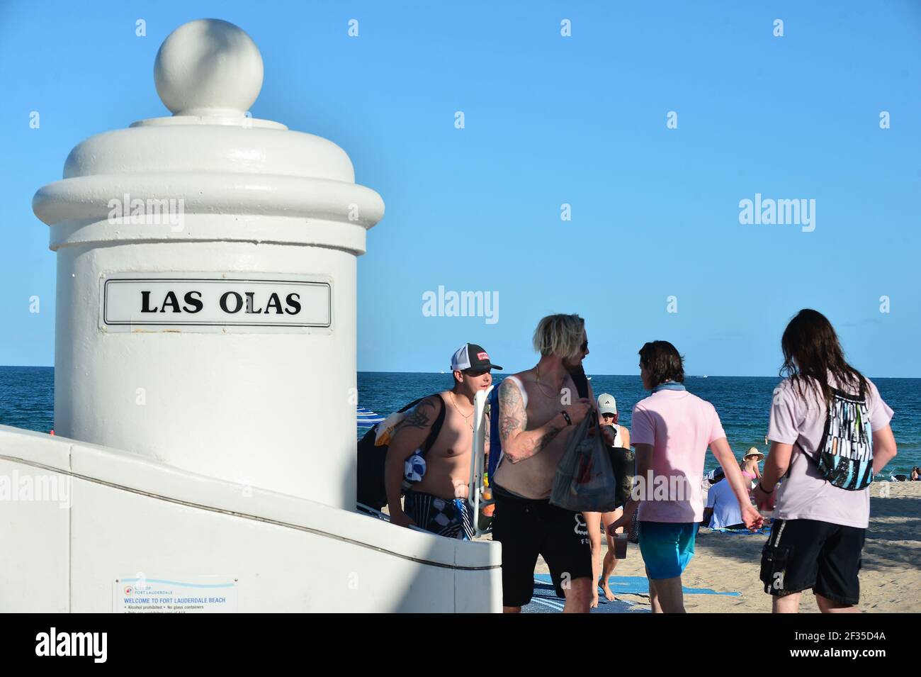 Fort Lauderdale, Florida, USA. März 2021, 14th. Eine allgemeine Sicht der Menschen Party auf Fort Lauderdale Beach Los Olas als Spring Break Massen ziehen eine Besorgnis während der kritischen Moment in der COVID-19 Pandemie. Am 14. März 2021 in Fort Lauderdale, Florida. US-Präsident Joe Biden verkünden, dass alle Amerikaner bis Mai 1 für Impfungen in Frage kommen, bringt die Nation auf einen Weg, um sich dem Normalzustand bis Juli 4th zu nähern. Kredit: Mpi10/Media Punch/Alamy Live Nachrichten Stockfoto