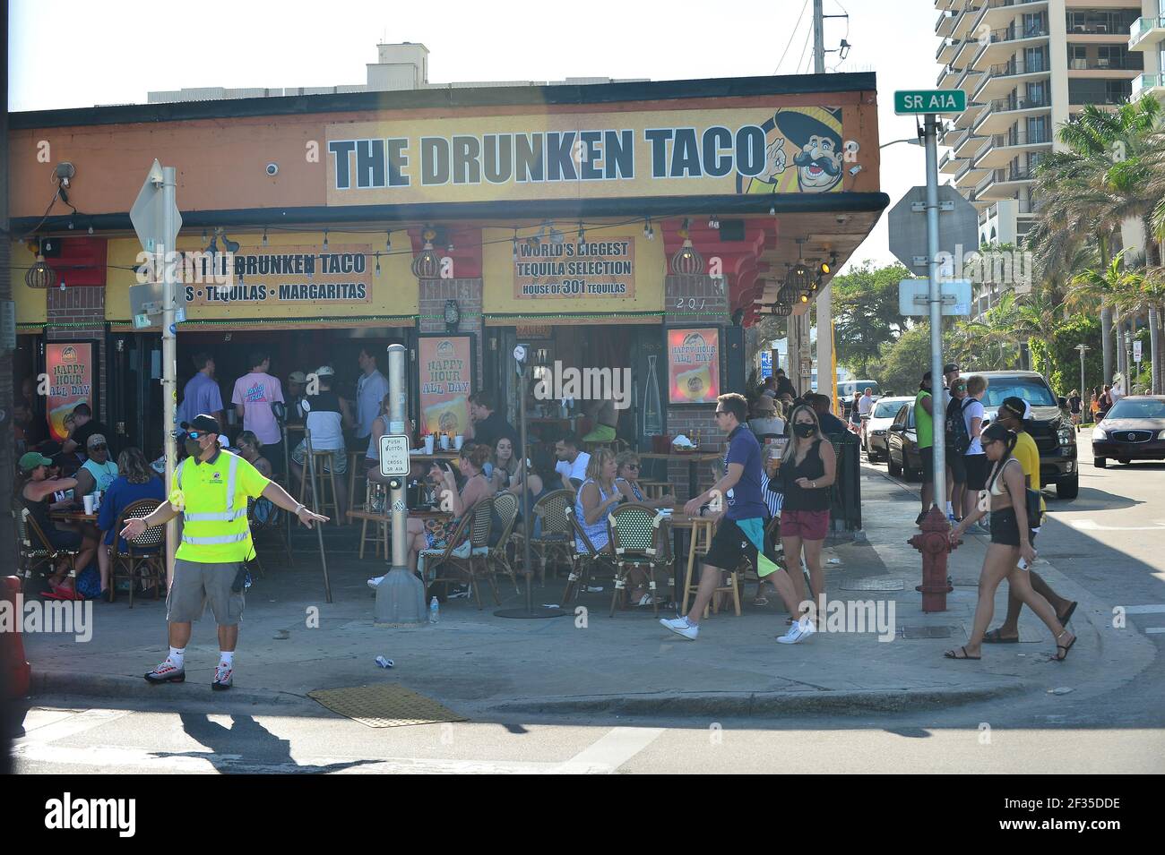 Fort Lauderdale, Florida, USA. März 2021, 14th. Eine allgemeine Sicht der Menschen Party auf Fort Lauderdale Beach Los Olas als Spring Break Massen ziehen eine Besorgnis während der kritischen Moment in der COVID-19 Pandemie. Am 14. März 2021 in Fort Lauderdale, Florida. US-Präsident Joe Biden verkünden, dass alle Amerikaner bis Mai 1 für Impfungen in Frage kommen, bringt die Nation auf einen Weg, um sich dem Normalzustand bis Juli 4th zu nähern. Kredit: Mpi10/Media Punch/Alamy Live Nachrichten Stockfoto