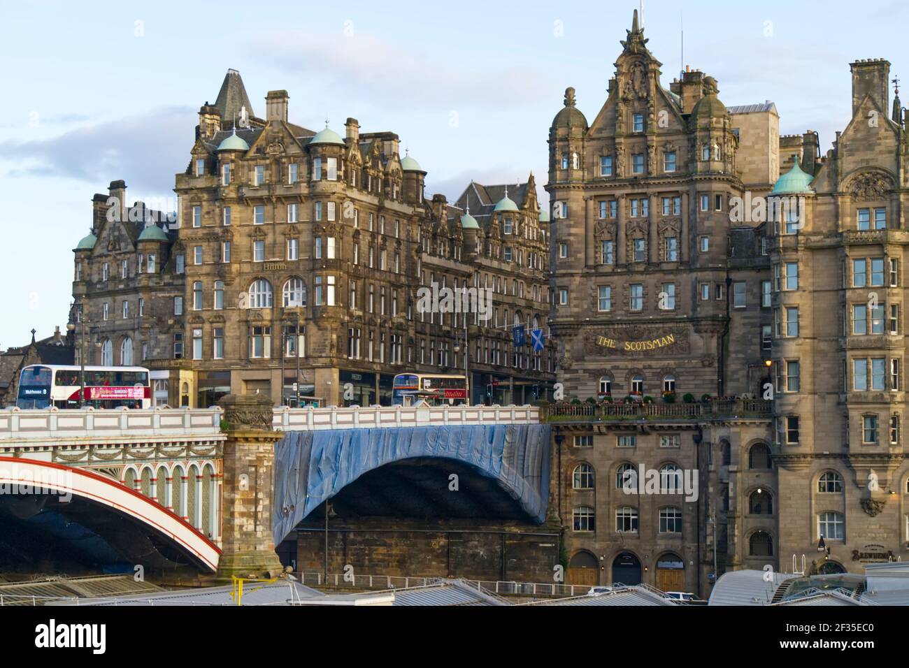 Das ehemalige Scotsman Zeitungsgebäude ist heute ein Luxushotel, North Bridge, Edinburgh, Schottland Stockfoto