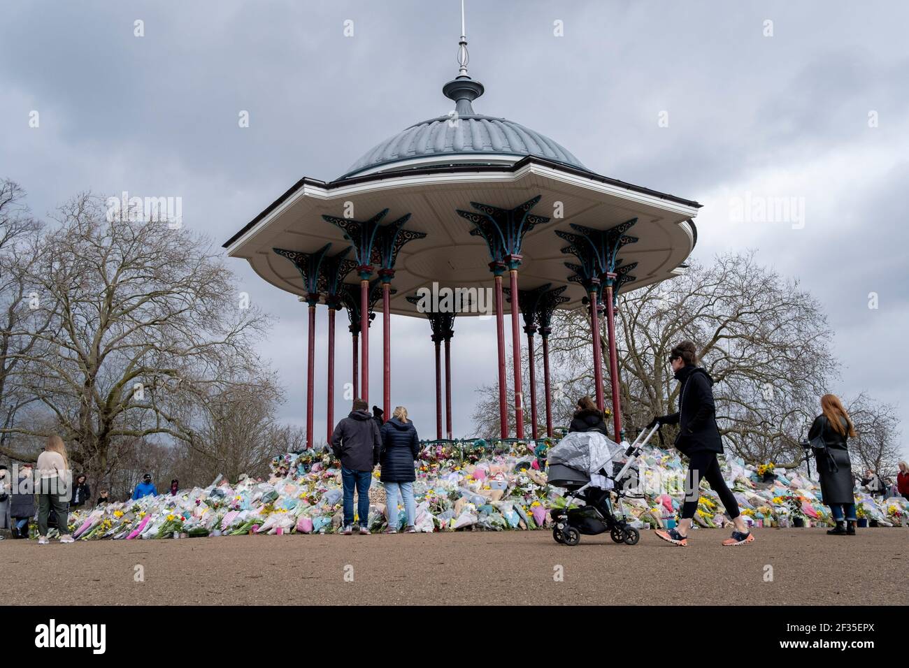 Blumensträuße werden am Bandstand auf Clapham Common für die ermordete Frau Sarah Everard am 15th. März 2021 in London, Großbritannien, zurückgelassen. Der Clapham Common Bandstand war am Samstag Schauplatz einer Nachtwache von Londoner Frauen, wurde aber wegen der Einschränkungen der Regierung Covid aufgelöst. Stockfoto