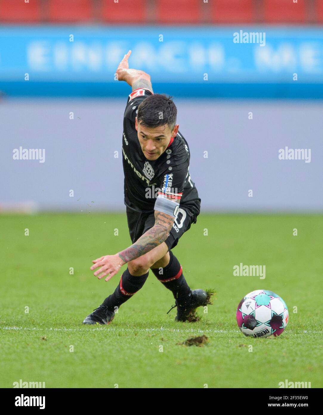 Charles ARANGUIZ (LEV) Aktion, rutscht aus Herbst Fußball 1. Bundesliga, Spieltag 25th, Bayer 04 Leverkusen (LEV) - Arminia Bielefeld (BI) 1: 2, am 14th. März 2021 in Leverkusen. ¬ Verwendung weltweit Stockfoto