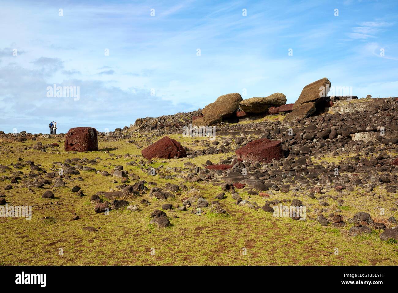 Touristen in Ahu Akahanga, Moai, Rapa Nui, Osterinsel, Isla de Pascua, Chile Stockfoto