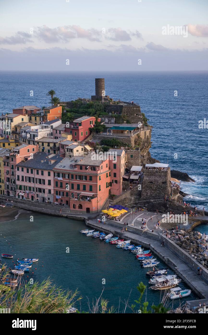 Italien, Ligurien: Das Dorf Vernazza am Abend im Nationalpark Cinque Terre, UNESCO-Weltkulturerbe. Stockfoto