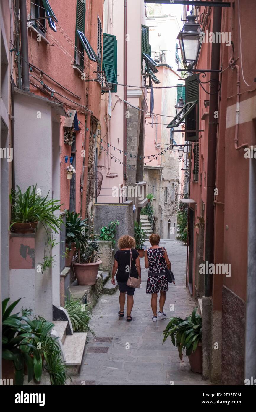 Italien, Ligurien: Gasse im Dorf Vernazza, im Nationalpark Cinque Terre, UNESCO Weltkulturerbe Stockfoto