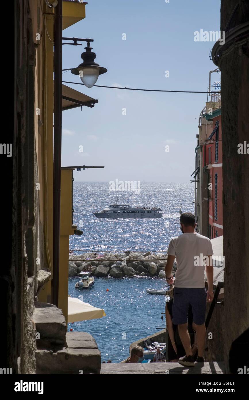 Italien, Ligurien: Dorf Riomaggiore im Nationalpark Cinque Terre, UNESCO Weltkulturerbe. Übersicht über eine Spur im Dorf mit einer Fähre i Stockfoto