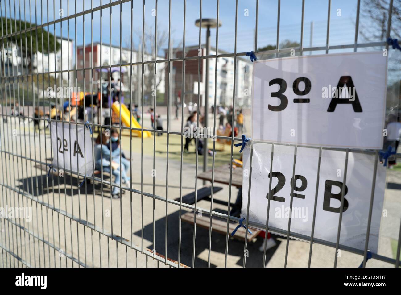 Lissabon, Portugal. März 2021, 15th. Grundschüler spielen in der Schule Gomes Freire de Andrade, wenn die Schüler nach einer Zeit der obligatorischen Sperrung aufgrund der Covid-19-Pandemie am 15. März 2021 in Oeiras, Portugal, in den Unterricht zurückkehren. Die portugiesische Regierung hat einen vierstufigen Plan zur Lockerung der COVID-19-Beschränkungen im Laufe des Impfprogramms aufgestellt, wobei die erste Stufe am 15. März mit der Wiedereröffnung von Kindergärten, Kindergärten und Grundschulen sowie Friseuren, Barbierläden und Buchhandlungen beginnt. Quelle: Pedro Fiuza/ZUMA Wire/Alamy Live News Stockfoto