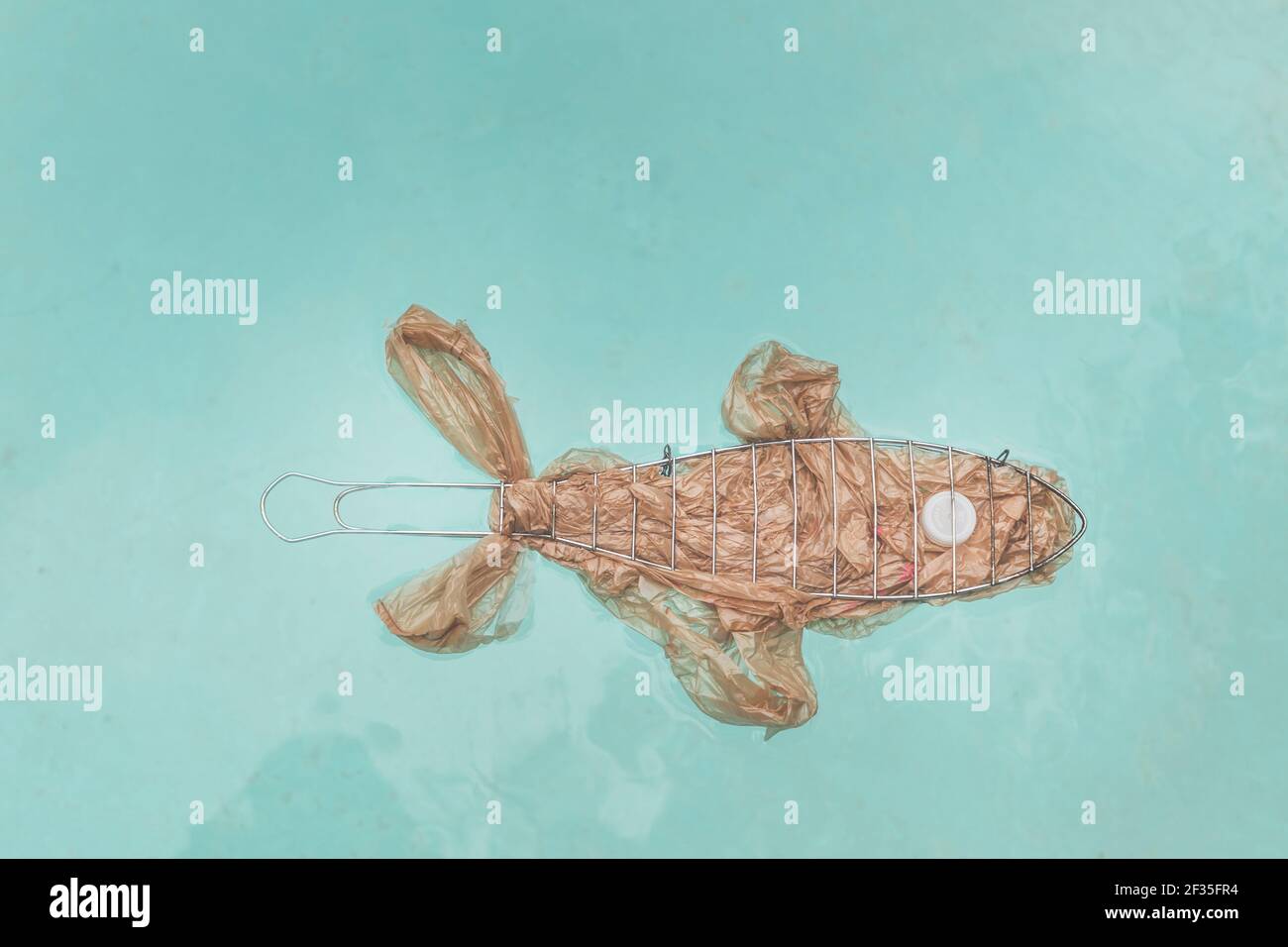 Fisch aus einer Plastiktüte. Blaue Farbe, durchscheinend. Das Konzept der Rettung der Umwelt, Verschmutzung der Ozeane, Meere und Flüsse. Weißer Hintergrund f Stockfoto