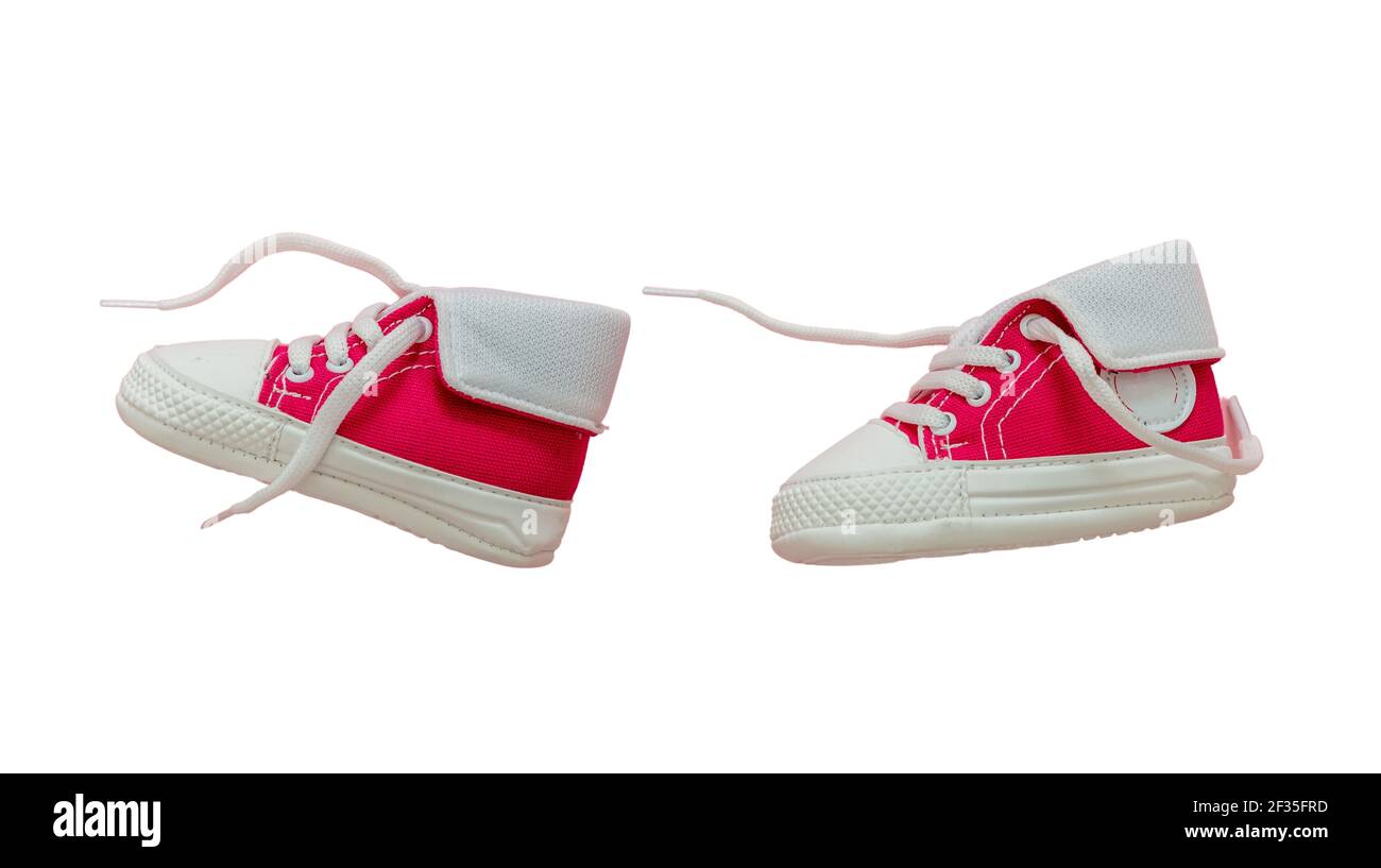 Baby erste Schritte. Kleine Größe Kinder Sport Schuhe Wandern isoliert Ausschnitt auf weißem Hintergrund. Kind niedlichen Turnschuhe rot rosa Farbe, leinwand Booties. Stockfoto