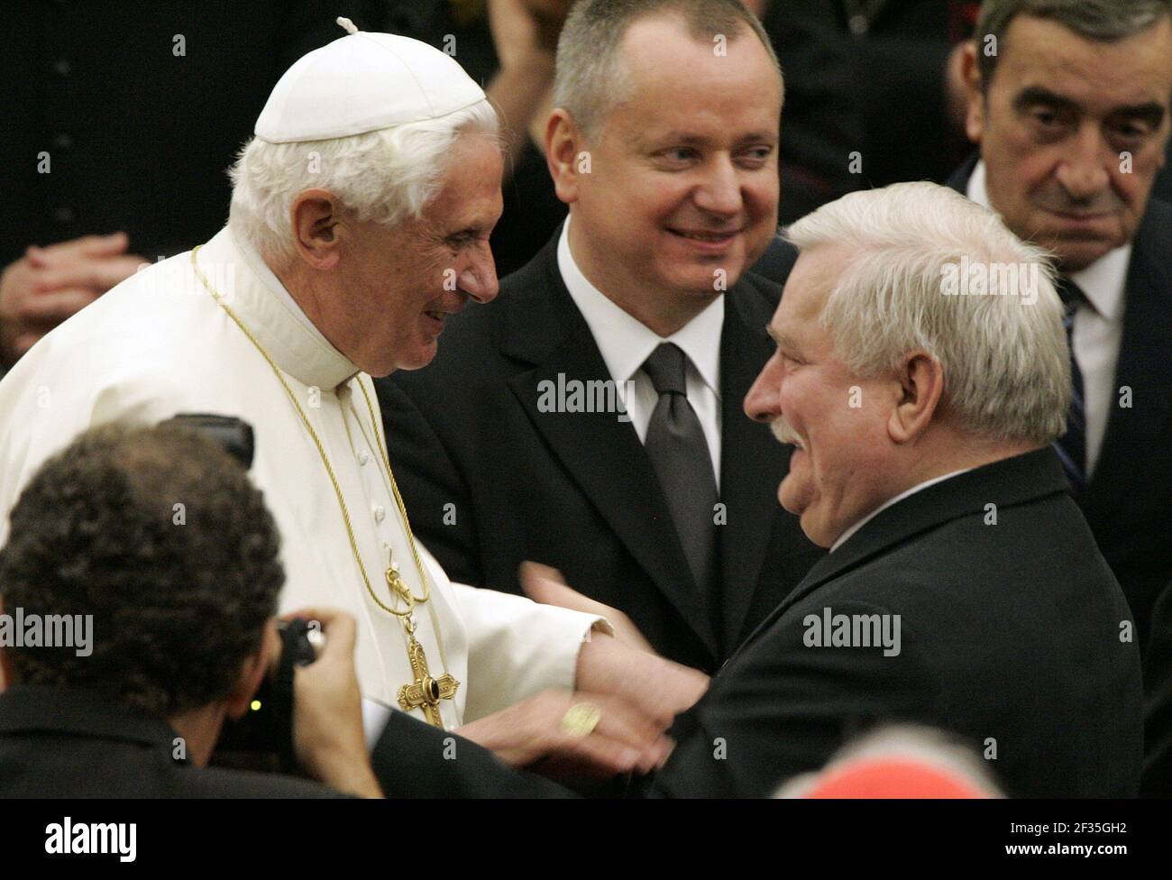 16. Oktober 2008: Papst Benedikt XVI. Spricht mit dem ehemaligen polnischen Präsidenten Lech Walesa bei einer Audienz im Saal Paul VI Stockfoto