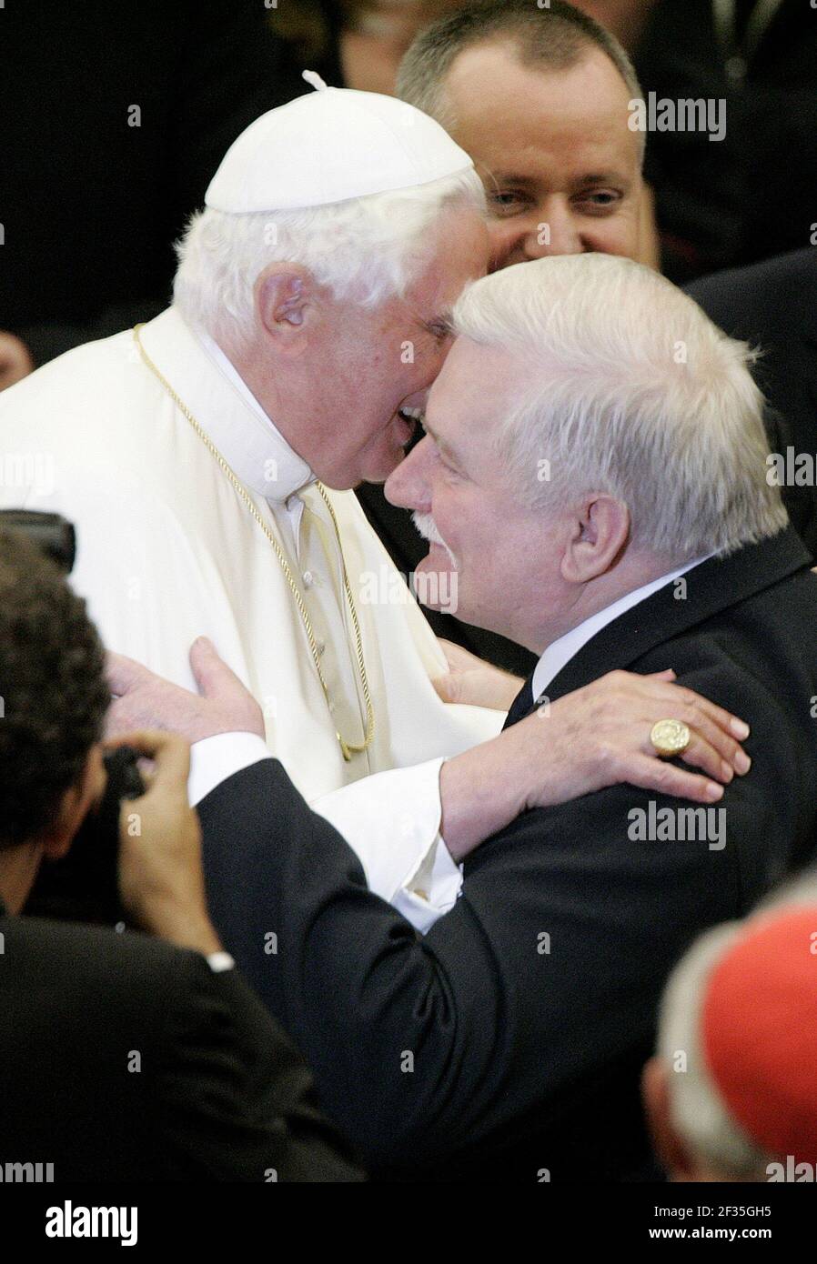 16. Oktober 2008: Papst Benedikt XVI. Spricht mit dem ehemaligen polnischen Präsidenten Lech Walesa bei einer Audienz im Saal Paul VI Stockfoto