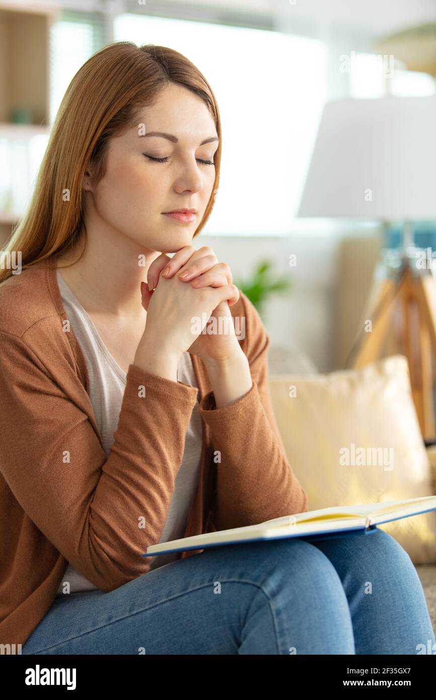 Ruhige junge Frau, die ein Buch liest Stockfoto