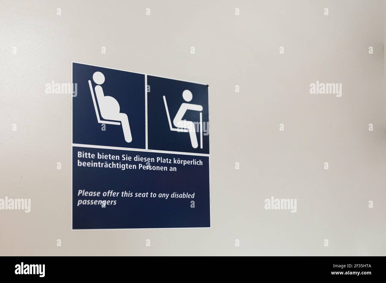 Zeichen für Sitze, die für eine bestimmte Gruppe von Menschen frei gehalten werden sollten, zum Beispiel schwangere Frauen oder ältere Menschen, die nicht so gut gehen oder stehen können Stockfoto