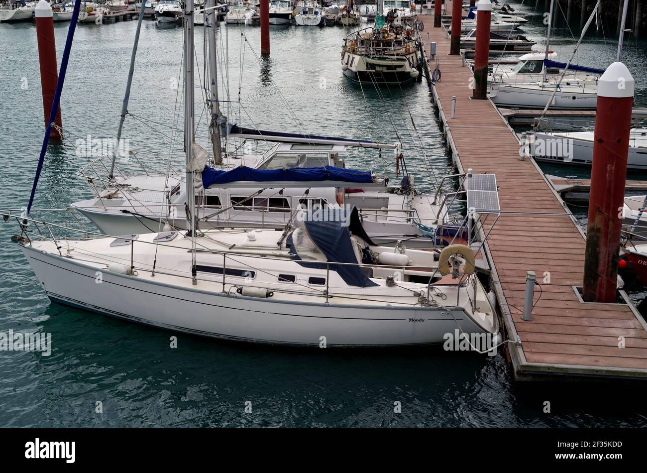 GREYSTONES, IRLAND - 16. März 2020: Yachten dockten an der Hafenanlegestelle in Greystones, Co. Wicklow, Irland. Yacht mit geöffnetem Solarpanel bei Stockfoto