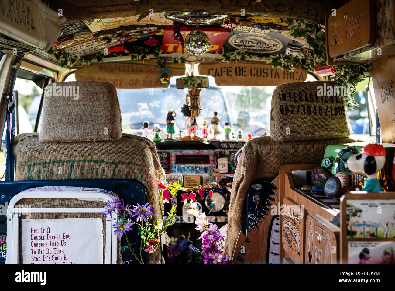 Megan aus Großbritannien hat seinen VW Bus T2 aus den 70er Jahren in ein Gesamtkunstwerk verwandelt. Der Campervan ist bemalt und innen sehr individuell Stockfoto