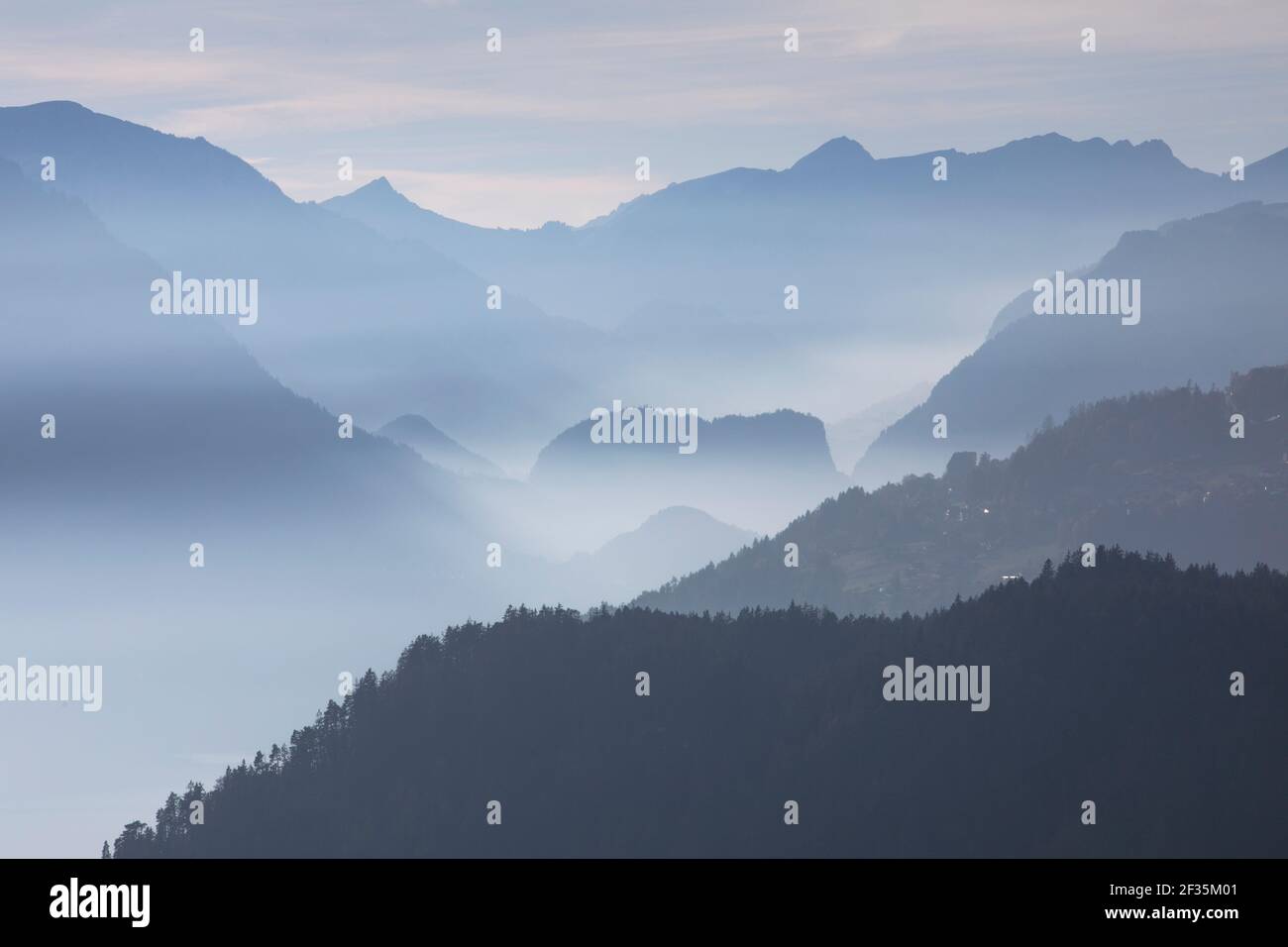 Schweiz, Interlaken, Harder Kulm, Nebel steigt durch die Berge Stockfoto