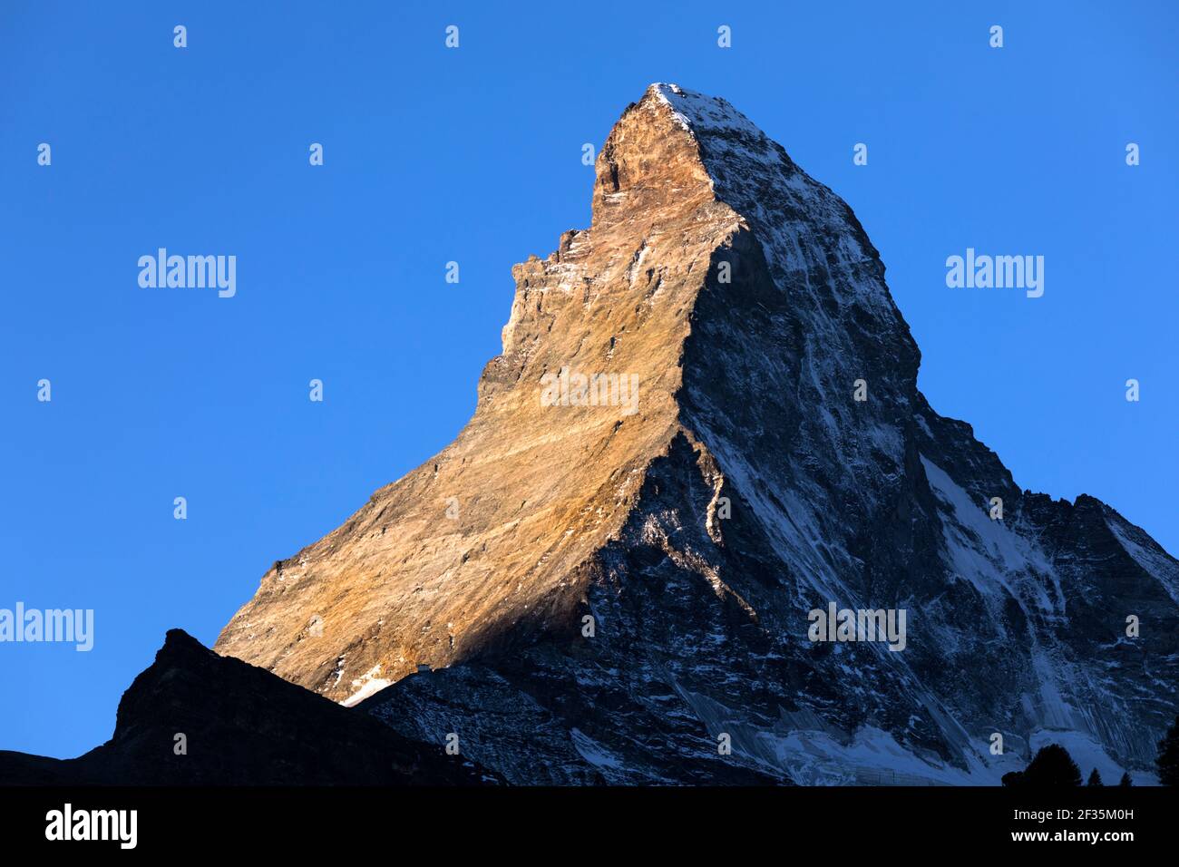 Schweiz, Wallis, Zermatt, der Matterhorn-Gipfel bei Sonnenaufgang Stockfoto