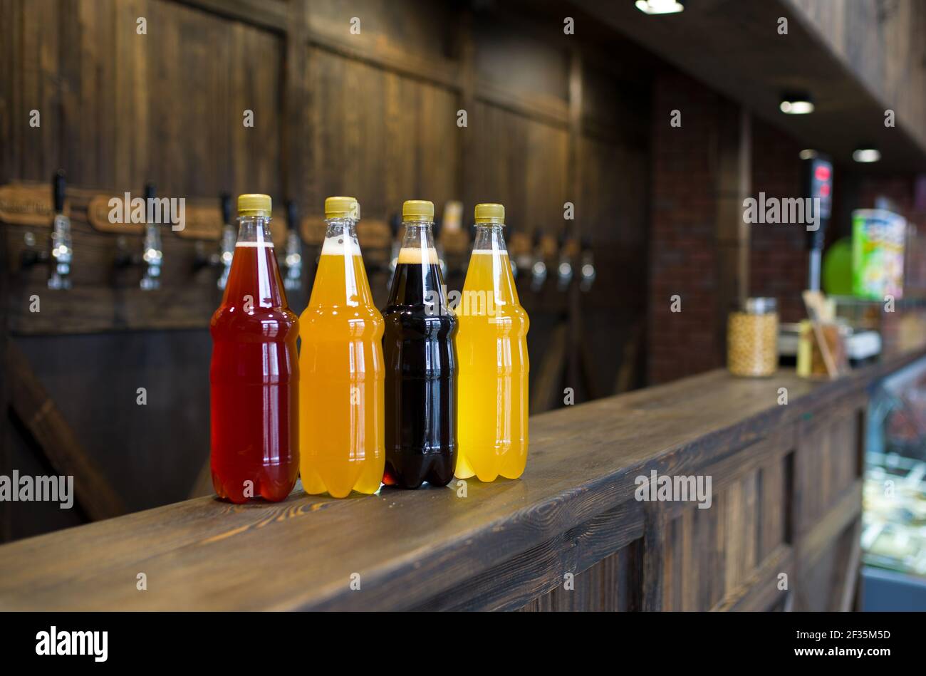 Helles und dunkles Bier an einer Kneipentheke. Bierhintergrund. Stockfoto