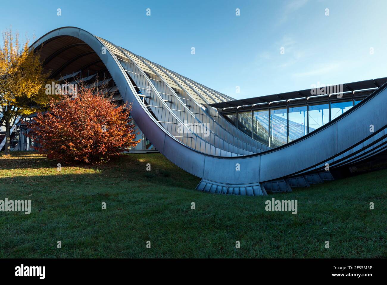 Schweiz, Bern, das Zentrum Paul Klee, entworfen von Renzo Piano, einem Museum, das dem Künstler Paul Klee gewidmet ist. Stockfoto
