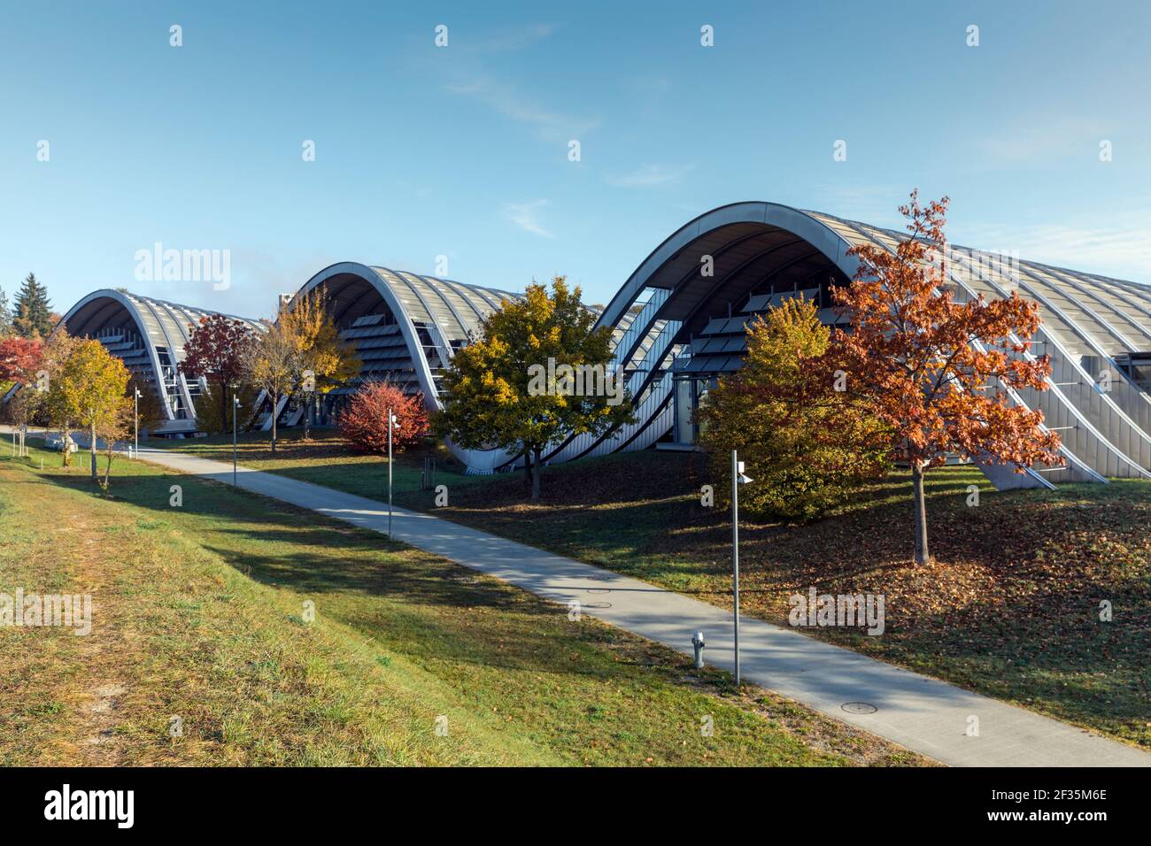 Schweiz, Bern, das Zentrum Paul Klee, entworfen von Renzo Piano, einem Museum, das dem Künstler Paul Klee gewidmet ist. Stockfoto