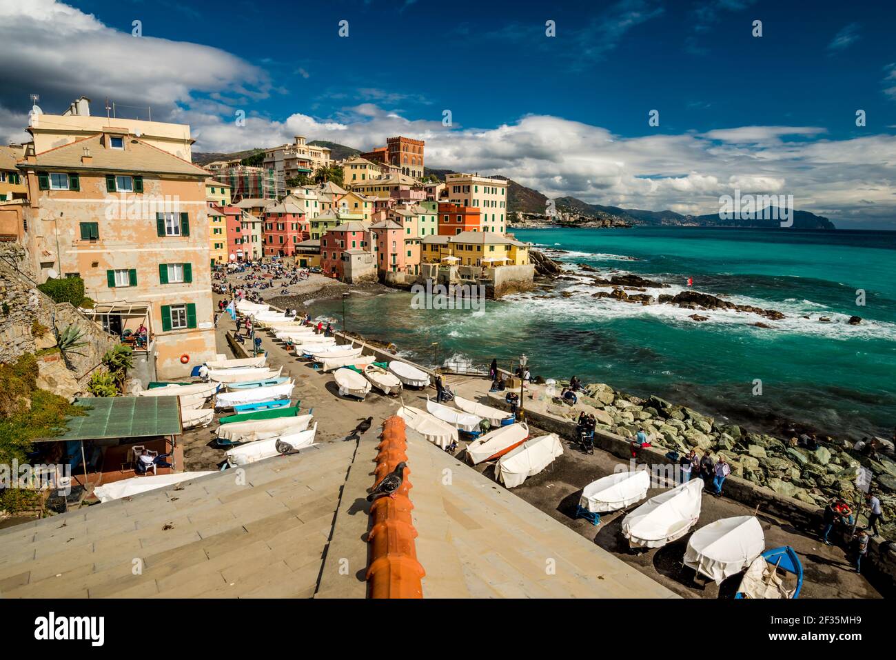 Panoramablick auf Boote, die an der Küste gelagert sind, und bunte Häuser an der Küste. Boccadasse, Ligurien, Italien. Stockfoto