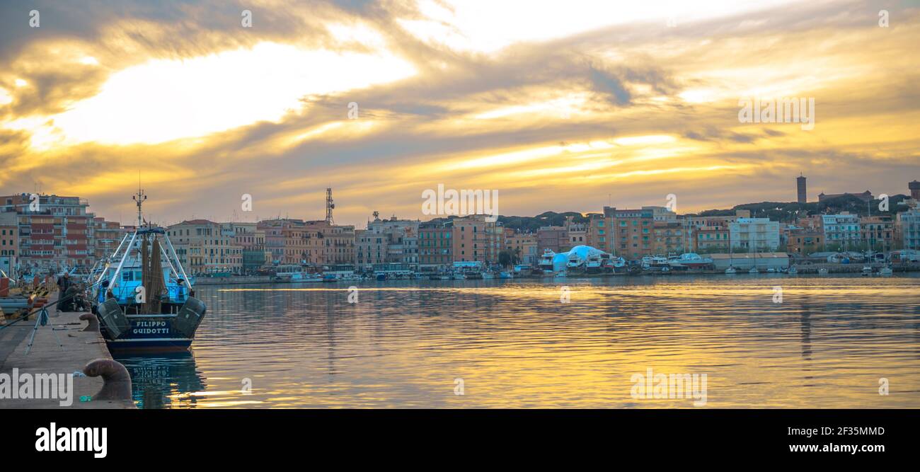 Abendansicht des Hafens von Anzio Sonnenuntergang in feurig Farbe Stockfoto Abendansicht des Hafens von Anzio Sonnenuntergang in feurig Farbe Stockfoto