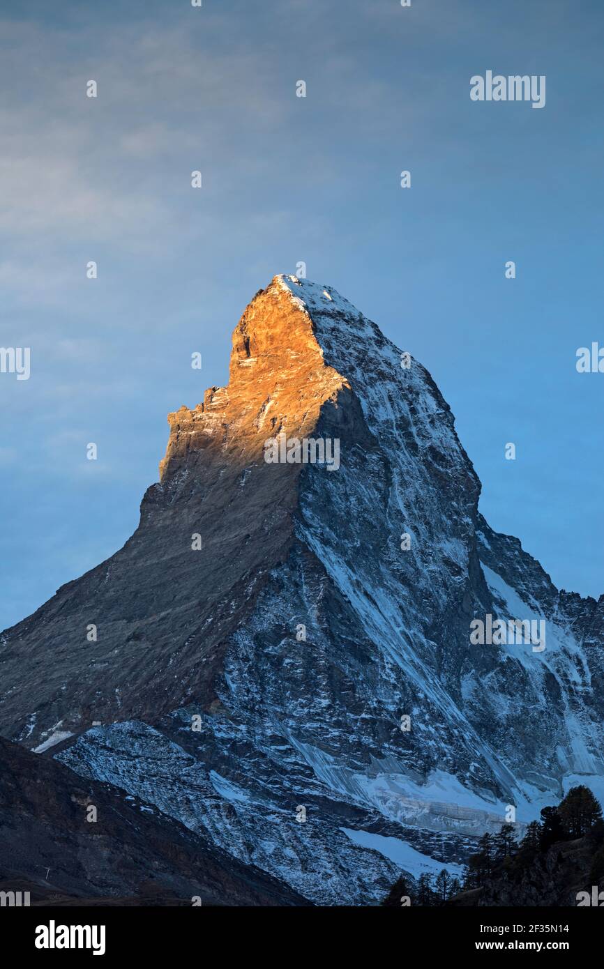 Schweiz, Wallis, Zermatt, der Matterhorn-Gipfel bei Sonnenaufgang Stockfoto
