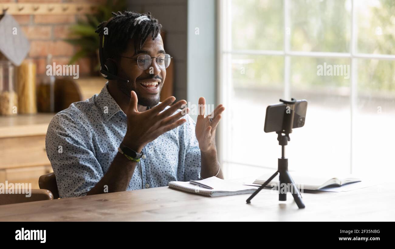 Aktive Millennial schwarz männlich Lehrer schießen Video-Lektion für Schüler Stockfoto