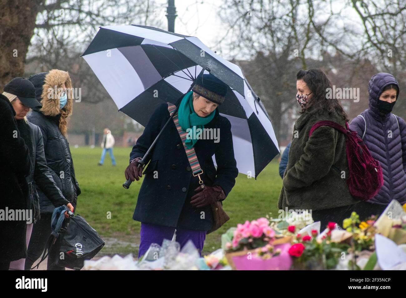 London, Großbritannien. März 2021, 15th. Tribute an Sarah Everard im Clapham Common Bandstand. Kredit: JOHNNY ARMSTEAD/Alamy Live Nachrichten Stockfoto