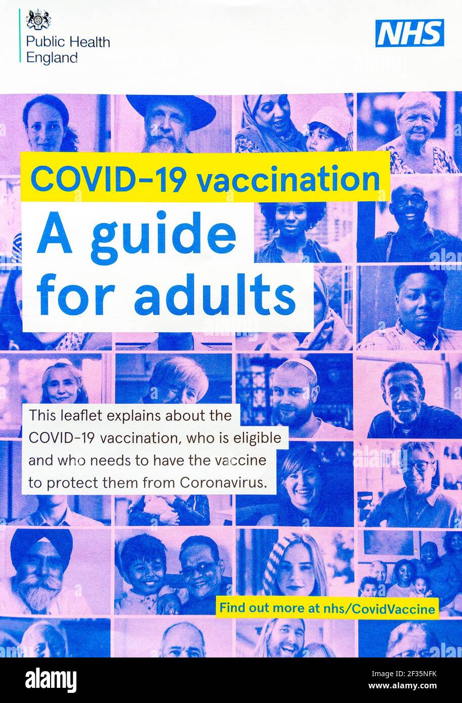 Broschüre Covid-19 Impfung EIN Leitfaden für Erwachsene von der Öffentlichkeit gesendet Health England mit Brief erklärt, wie man Coronavirus-Impfung buchen Im März 2021 Stockfoto