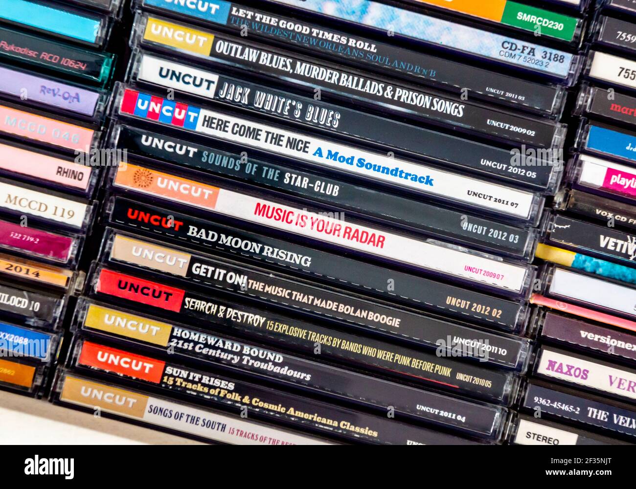 CD-Sammlung von Uncut ein britisches Musikmagazin, das traditionelle Rockmusik mit einer kostenlosen CD auf dem Cover behandelt, die mit jedem Exemplar verschenkt wird. Stockfoto