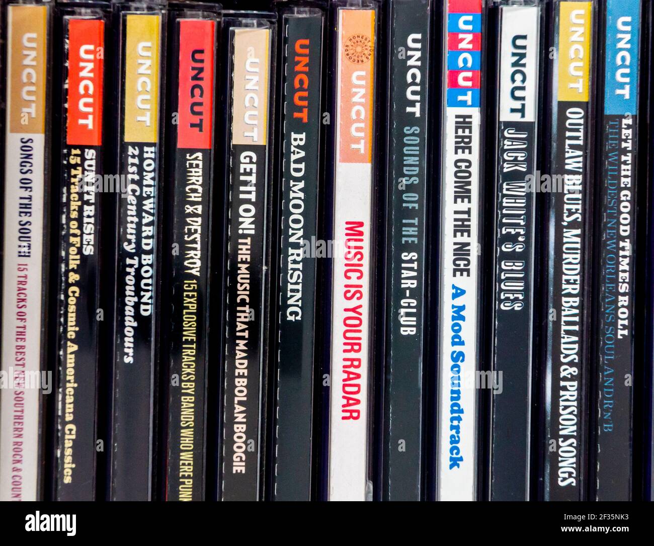 CD-Sammlung von Uncut ein britisches Musikmagazin, das traditionelle Rockmusik mit einer kostenlosen CD auf dem Cover behandelt, die mit jedem Exemplar verschenkt wird. Stockfoto