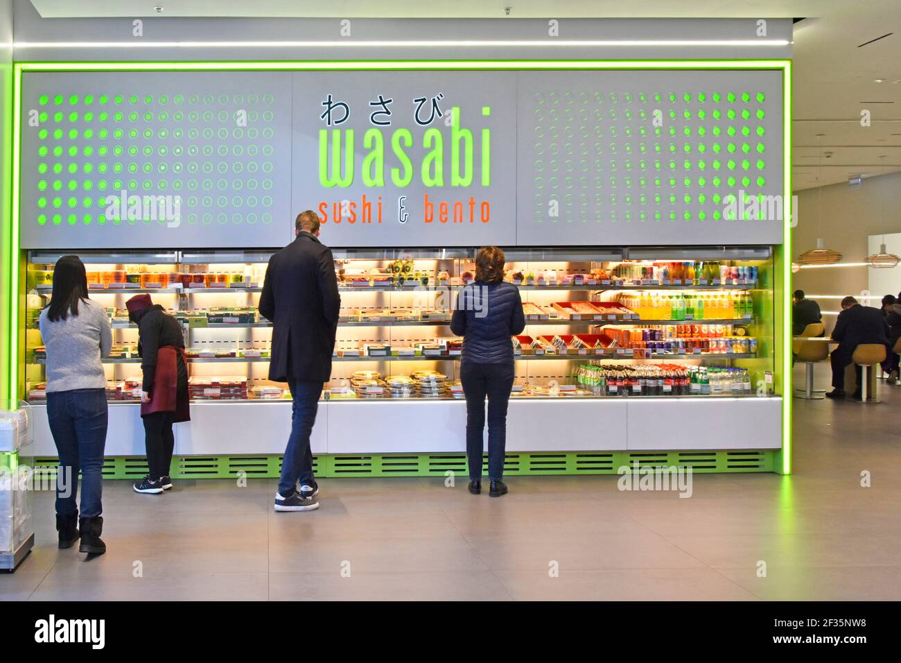 Menschen & Inneneinrichtung Wasabi Sushi Bento Fast Food Restaurant Und Selbstbedienungs-Snackbar Japanisches Essen zum Mitnehmen gekühlt Schalter London UK anzeigen Stockfoto