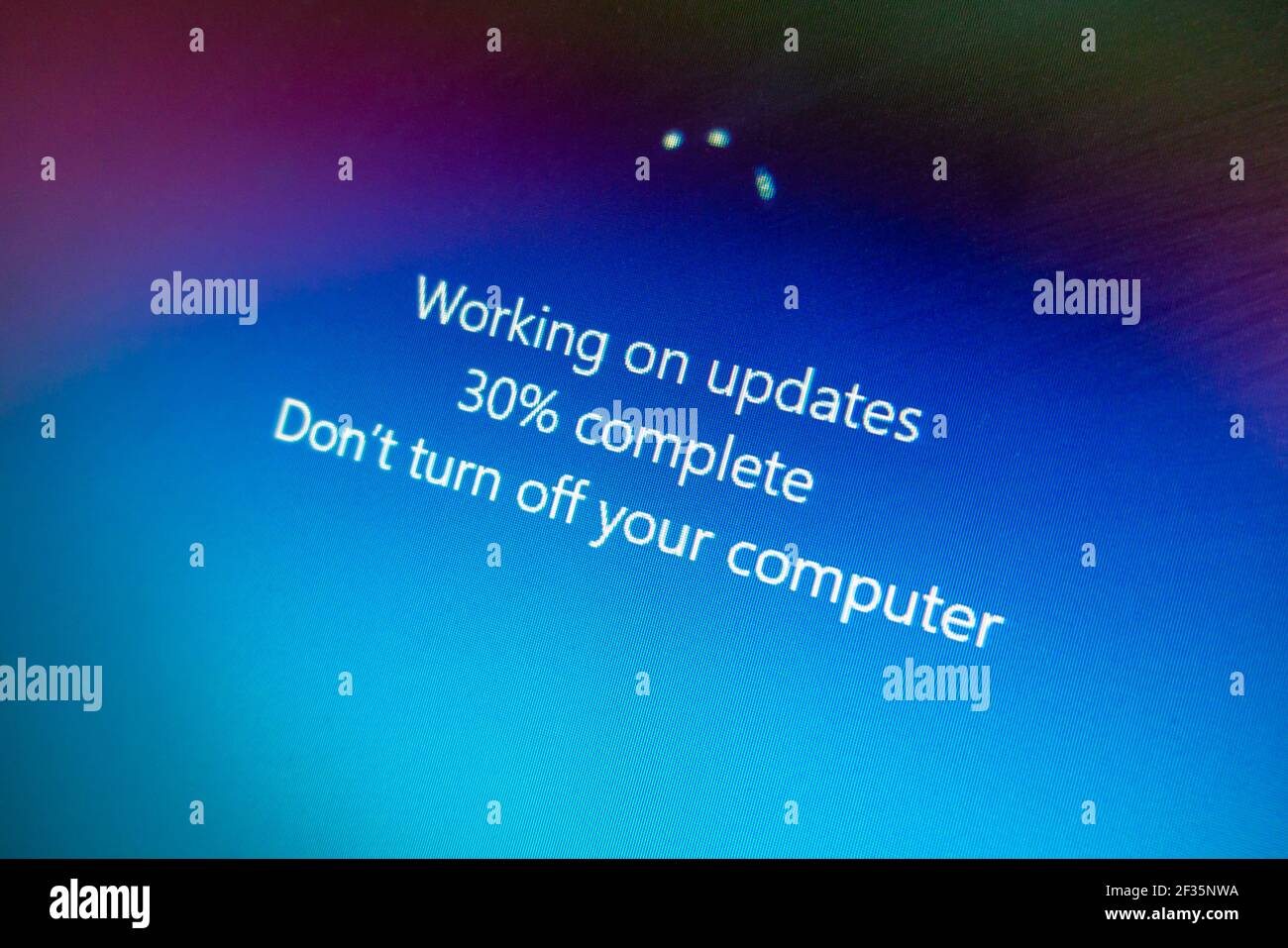Nahansicht des Computerbildschirms, auf dem das Microsoft Windows 10-Update  in Bearbeitung ist und der Text an Updates arbeitet 30% abgeschlossen Schalten  Sie Ihren Computer nicht aus Stockfotografie - Alamy