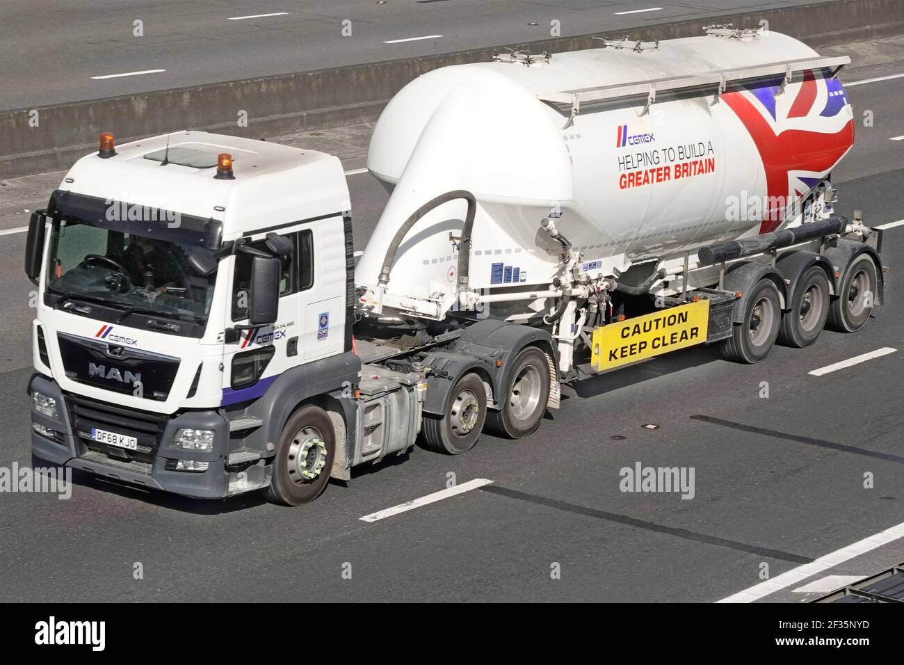 Cemex lkw-LKW-LKW-LKW und Schüttgut Zement Trockenpulver Artikulierter Tankwagen Anhänger Förderung bauen eine Greater Britain Union Jack Flaggengrafik auf der britischen Autobahn Stockfoto
