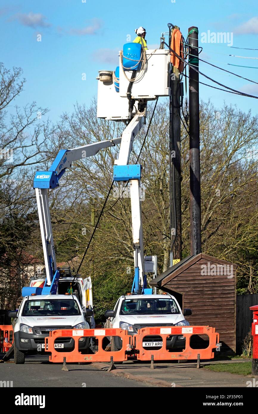 UK Power Networks Distribution Business Cherry Picker Truck & Elektriker Arbeiter verbinden neue Stromkabel an der Spitze der Pole Essex UK Stockfoto