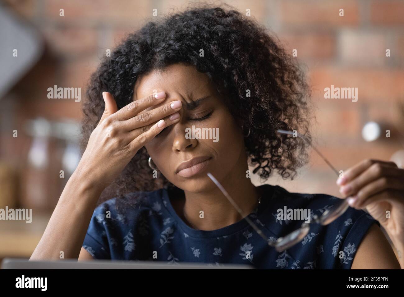 Frustriert schwarze Freiberuflerin überarbeitet durch Computer fühlen Kopfschmerzen Migräne Stockfoto