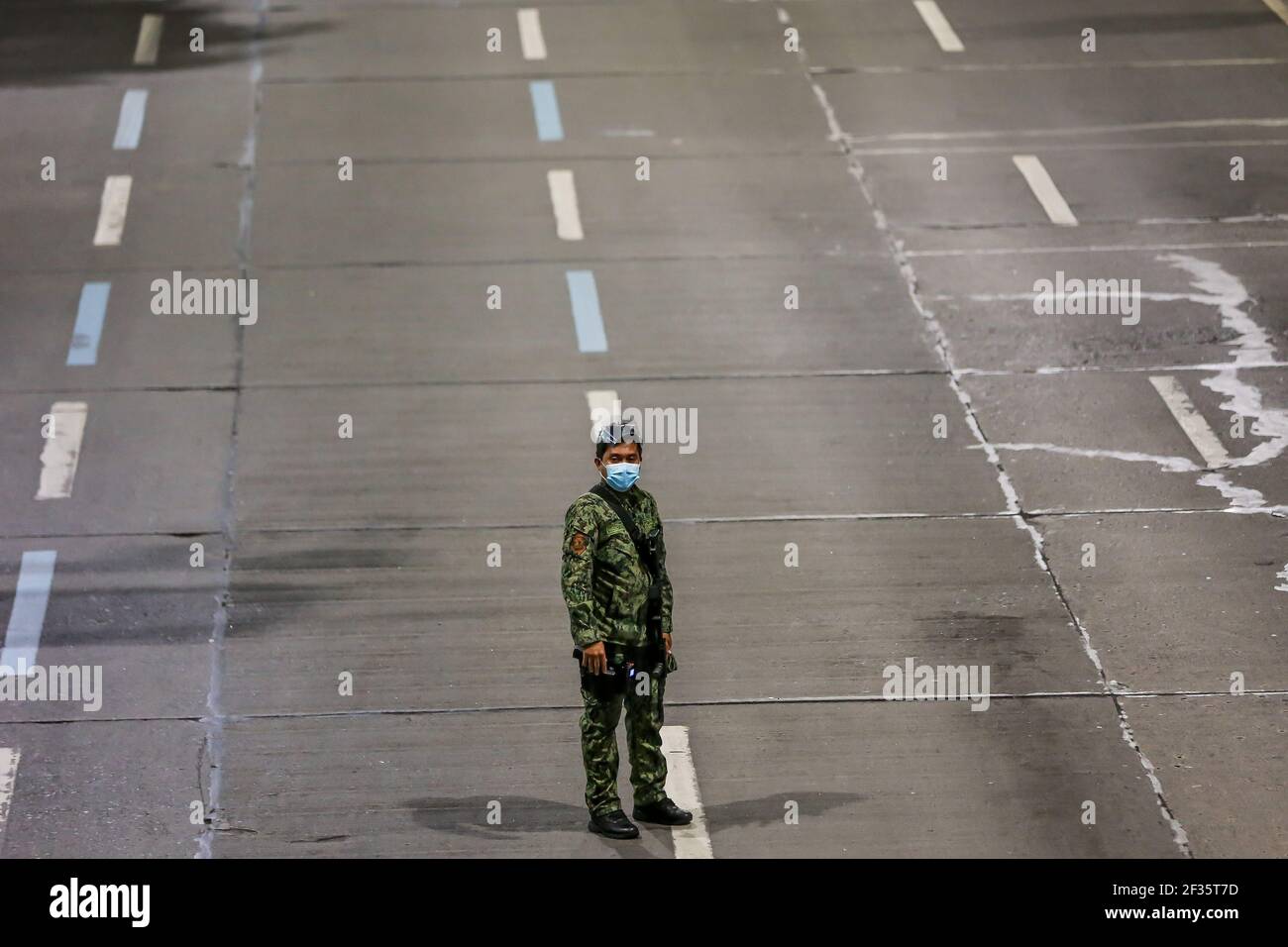 (210315) -- MANILA, 15. März 2021 (Xinhua) -- WÄHREND der Durchführung strenger Quarantänemaßnahmen in Manila auf den Philippinen am 15. März 2021 wird EIN Polizist an einem Kontrollpunkt gesehen. Metro Manila, Heimat von etwa 13 Millionen Menschen, begann am Montag erneut strenge Quarantänemaßnahmen zu ergreifen, um einen jüngsten Anstieg von Coronavirus-Infektionen einzudämmen. Das philippinische Gesundheitsministerium (DOH) berichtete am Montag, dass 5.404 neue Infektionen mit dem Coronavirus (COVID-19) die höchste Tageszahl seit sieben Monaten sind, was die Gesamtzahl der bestätigten Fälle in dem Land auf 626.893 bringt. (Xinhua/Rouelle Uma Stockfoto