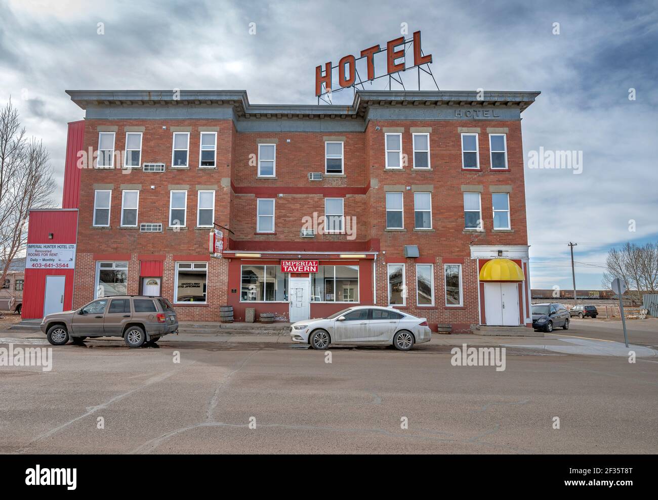 Bassano, Alberta, Kanada – 12. März 2021: Außenansicht des historischen Imperial Hunter Hotels an der Hauptstraße der Stadt Stockfoto