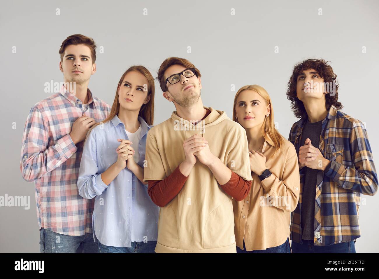 Teenager-Gruppe beten mit Hoffnung oder betteln zusammen Studio-Kopfschuss Hochformat Stockfoto