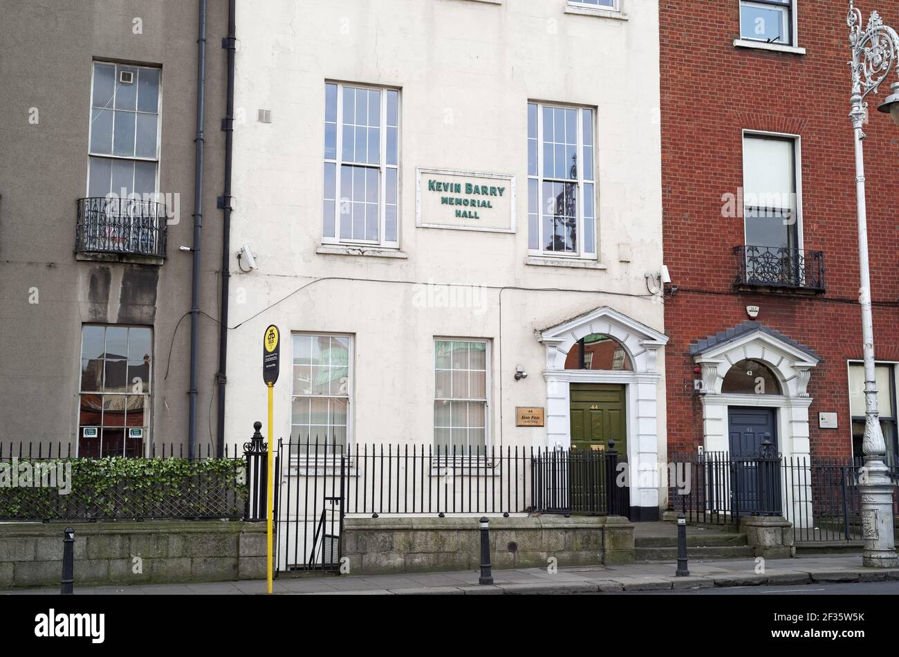DUBLIN, IRLAND - 05. März 2020: Georgianisches Stadthaus bekannt als Kevin Barry Memorial Hall in Dublin. Das Gebäude beherbergt den Hauptsitz von Sinn Fein, der IR Stockfoto