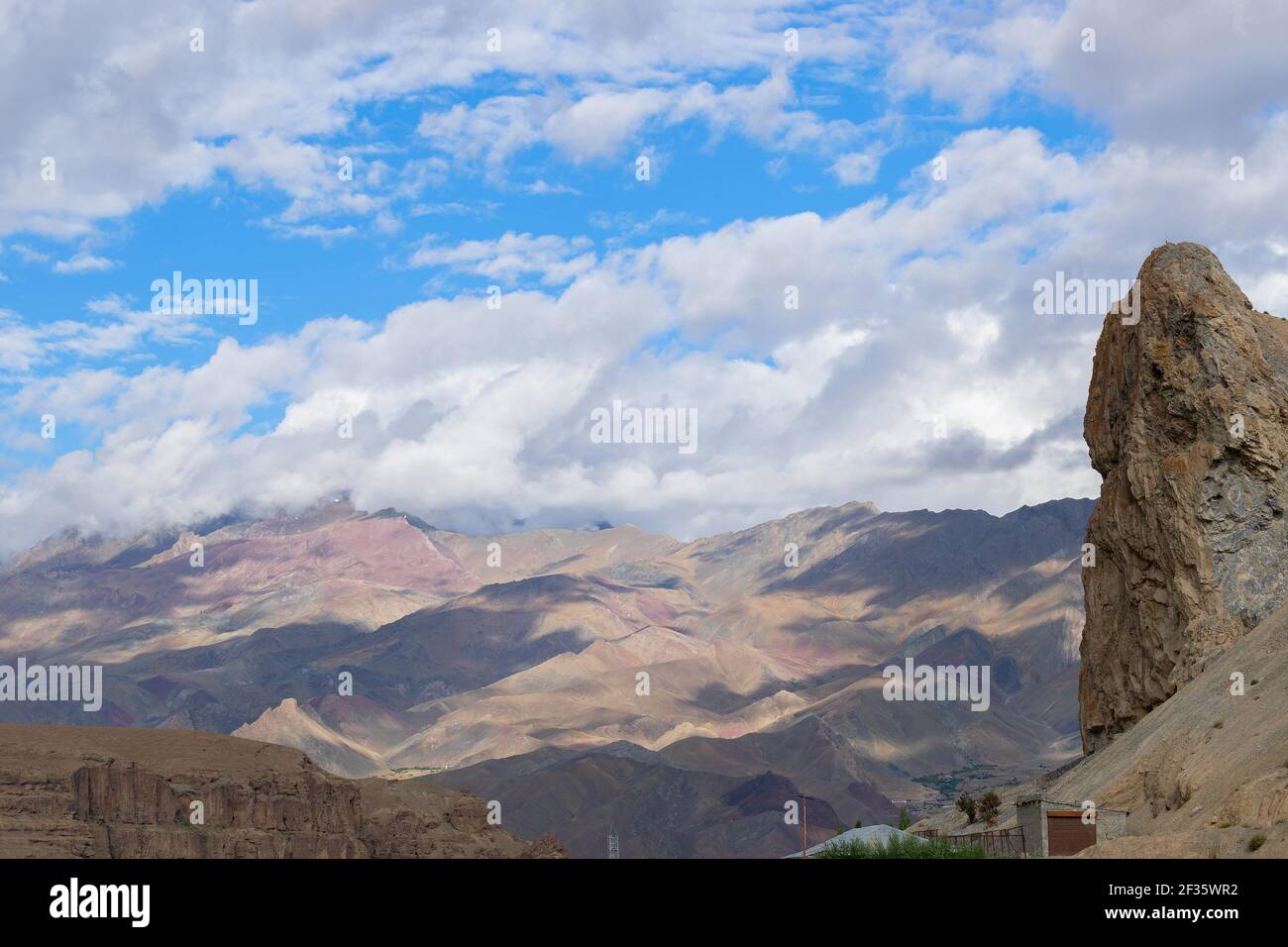 Schönes Spiel von Licht und Schatten auf den Bergen von Mulbekh, Himalaya-Berge Schatten der Wolken im Hintergrund, Ladakh, Jammu und Kaschmir, Indien Stockfoto