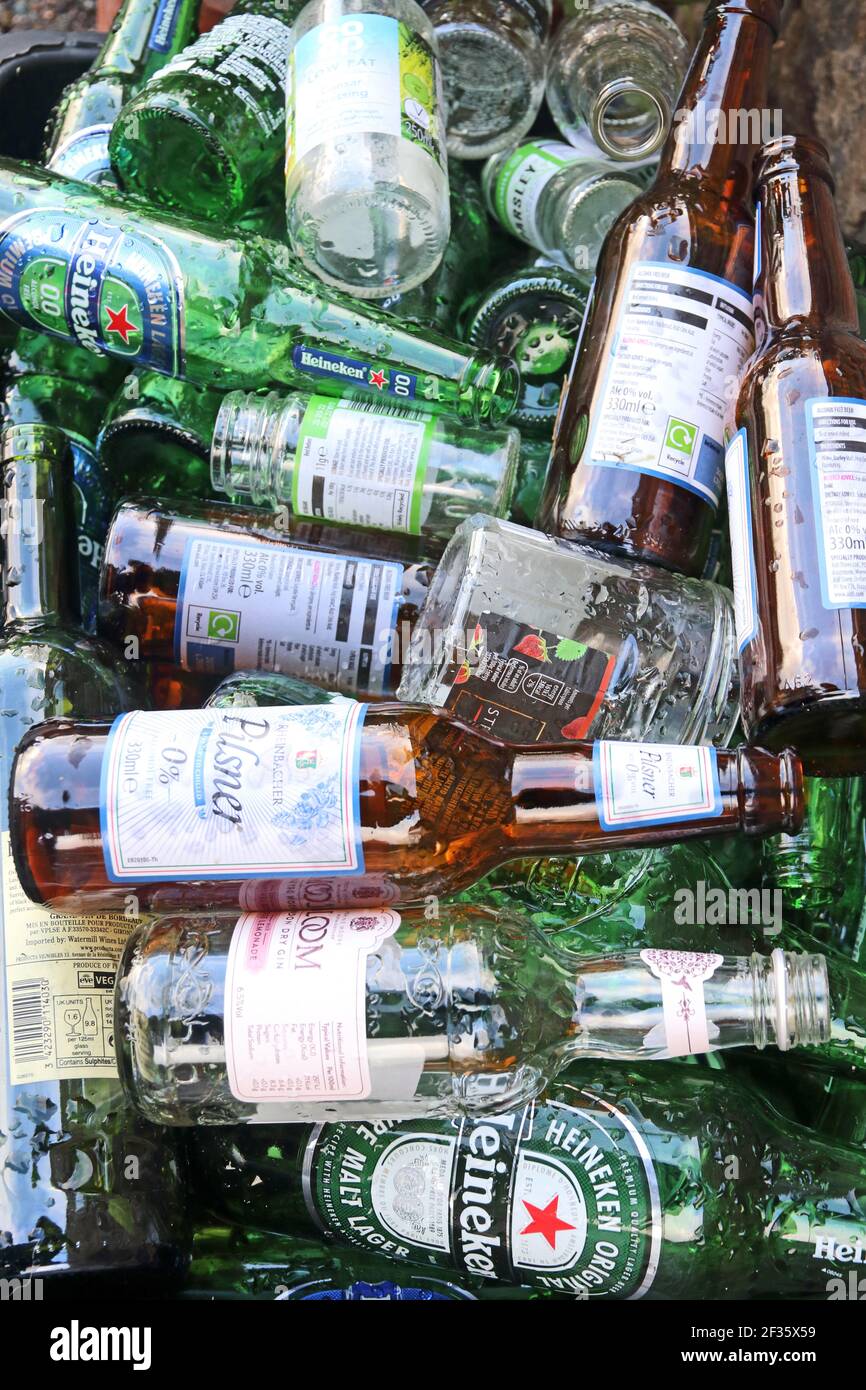 Glasflaschen warten auf Sammlung für Recycling Stockfoto