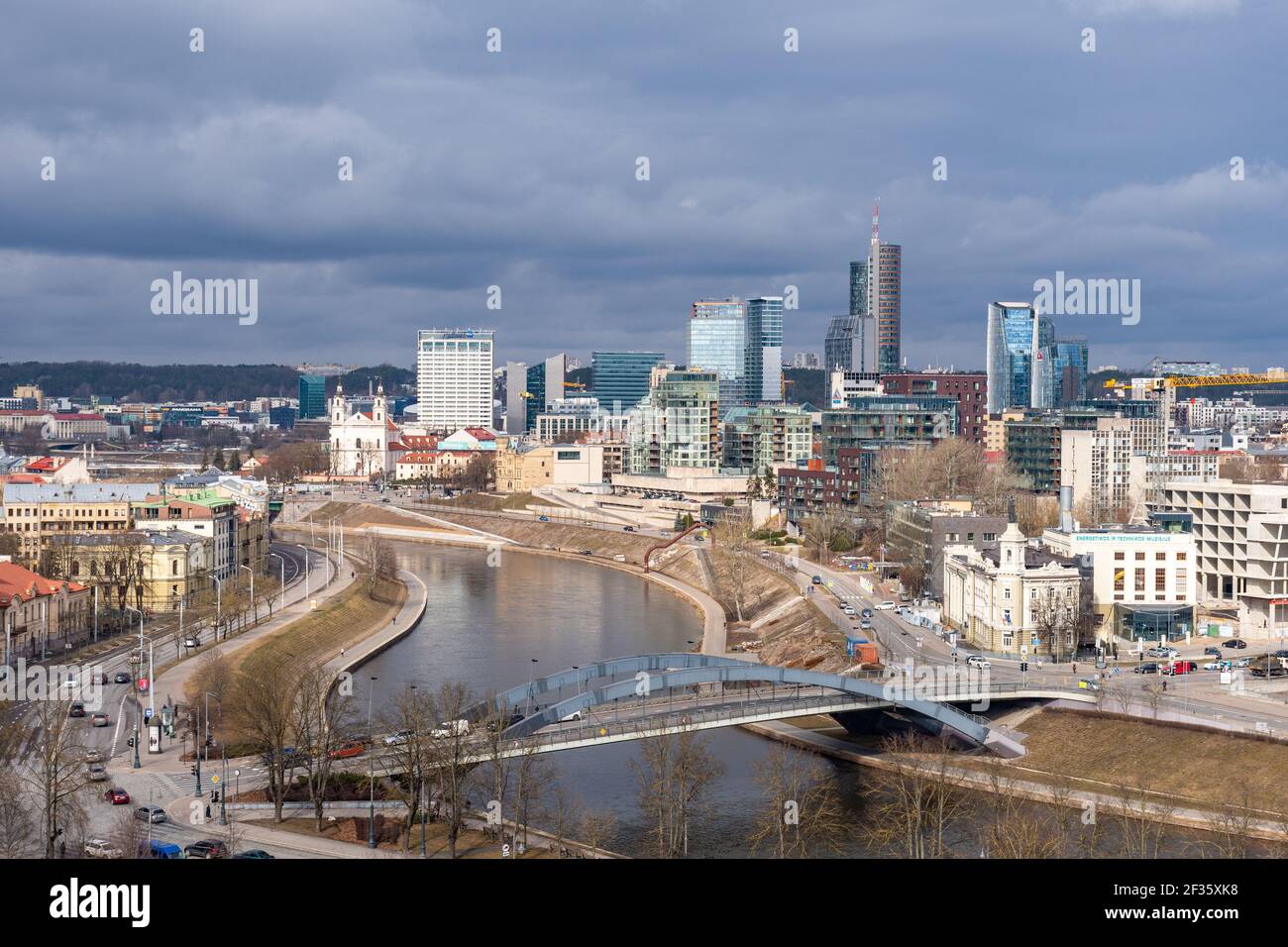 Vilnius, Hauptstadt Litauens, schöne Panoramasicht auf moderne Business-Finanzviertel Architektur Gebäude, Global City of Future Stockfoto