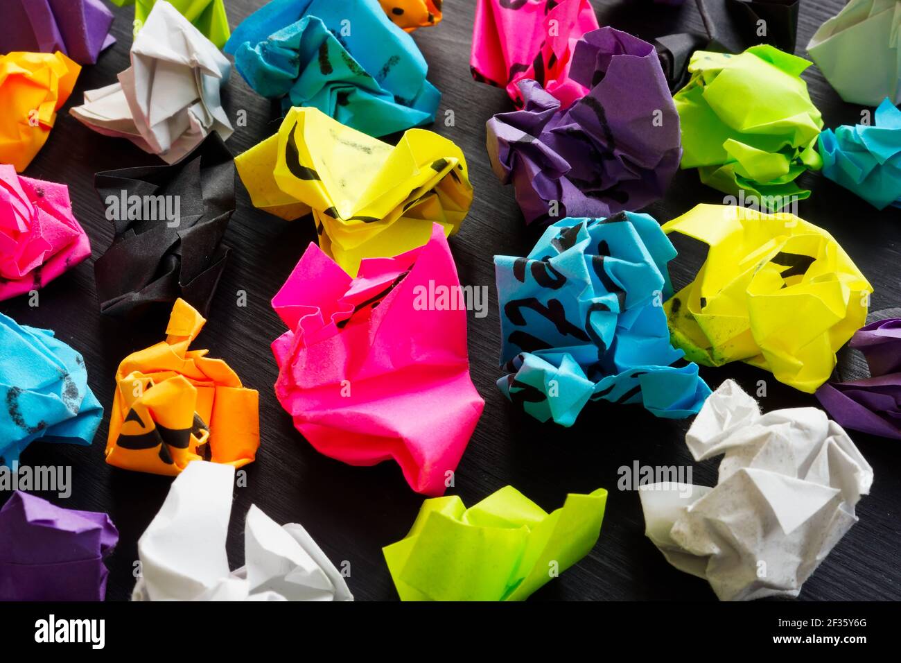 Farbige Papierkugeln als Symbol für Versuche, Misserfolge und Erfolg. Stockfoto