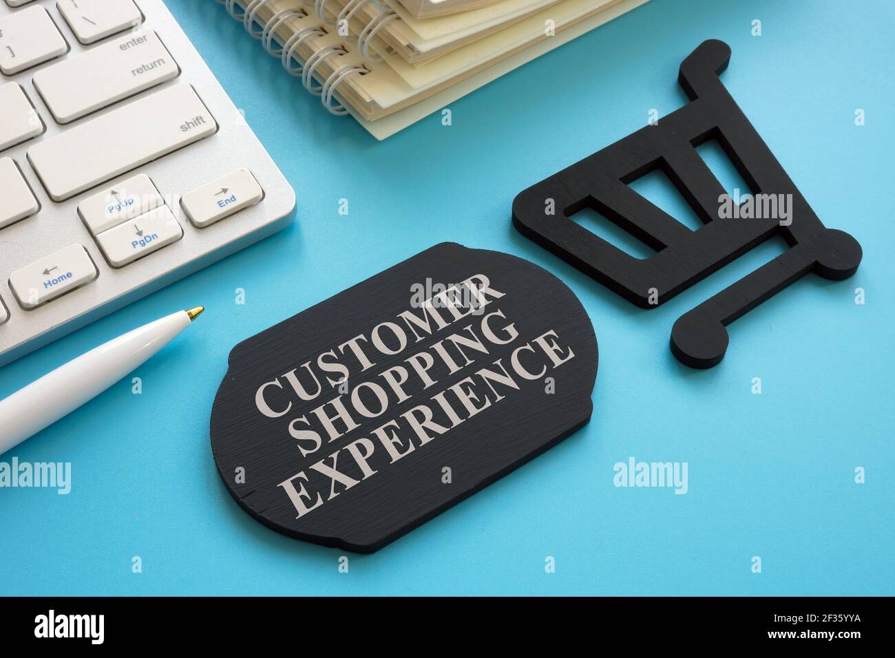 Kunden-Shopping-Erlebnis Worte auf der Platte und Tastatur. Stockfoto